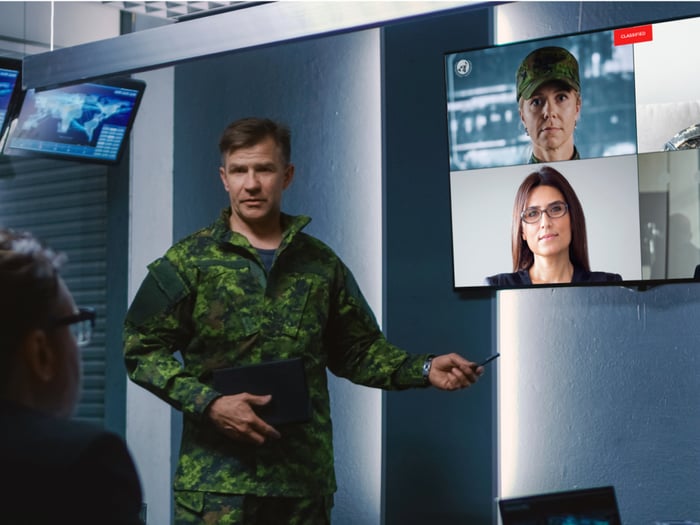 Missionskritische Videokonferenzen: Wie Software-defined Defense vor Deepfake-Angriffen schützen kann