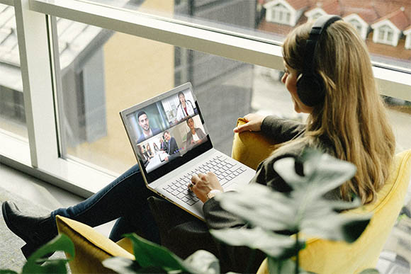 Mujer con un portátil en una videollamada.